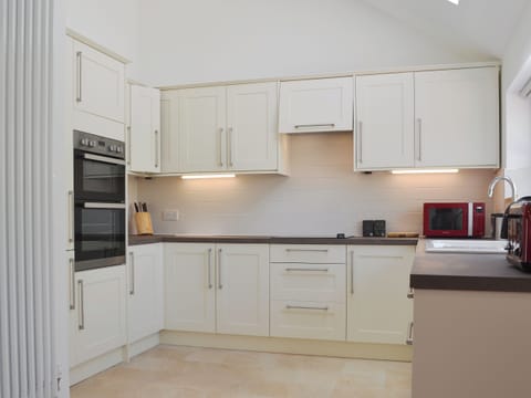 Spacious, well equipped kitchen | The Hop Cottage - Castle Properties, Ashperton, near Ledbury
