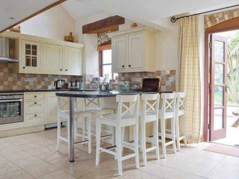 Fully appointed kitchen with breakfast bar | Goose Cottage - Quinceborough Farm, Widemouth Bay, near Bude