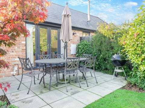 Sitting-out-area | The Parlour - Bedborough Farm Cottages, Wimborne