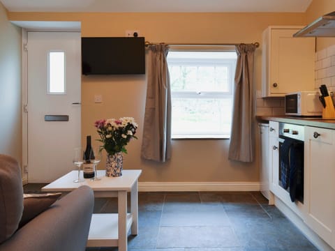 Compact and cosy open plan living space | The Hen House - White House Cottages, Brandon, near Durham