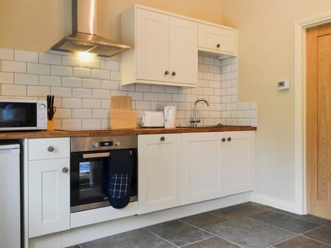 Compact and cosy open plan living space | The Hen House - White House Cottages, Brandon, near Durham