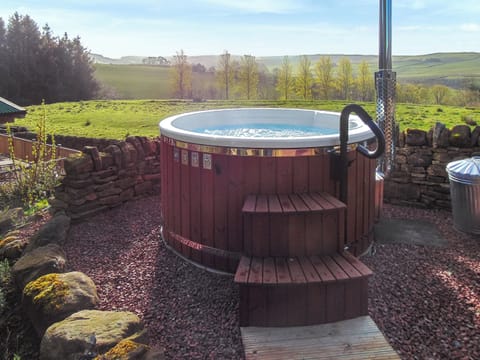 Hot tub | Grooms Cottage - Soppit Farm Cottages, Elsdon