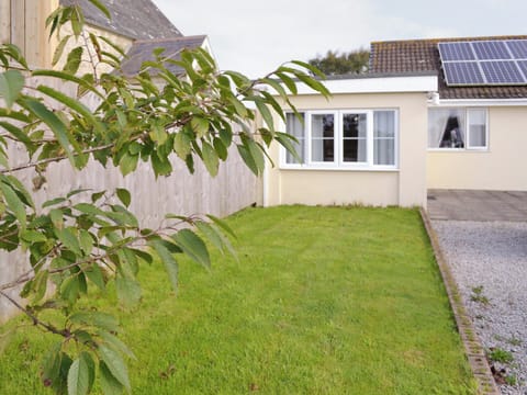 Lawned garden area adjacent to gravelled parking area | Lindum Leys, Marazion