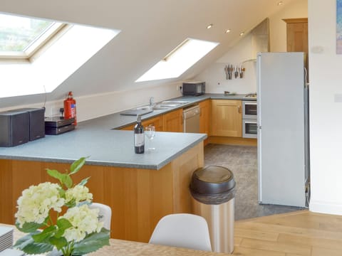 Well-equipped fitted kitchen | Lyndhurst, Perranporth