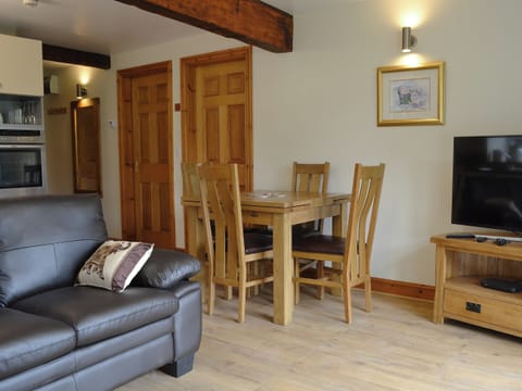 Light and airy open plan living space | Tryfan - The Woollen Mill, Penygroes, near Caernarfon