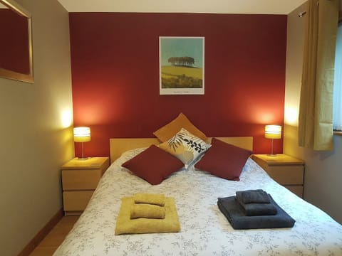 Bedroom with kingsize bed and wooden floor | Penty-Lowarth, Quoit, St Columb