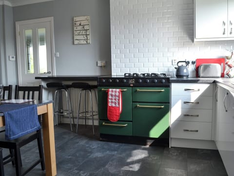 Kitchen and dining area | Encil-Y-Mor, Criccieth, near Porthmadog