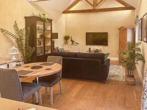 Stylish open-plan living space | Sykelands Cottage - Sykelands Grange Cottages, Dalton