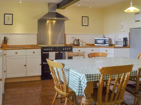 Well equipped farmhouse-style kitchen | Cronkhill Farmhouse, Attingham Park, near Shrewsbury