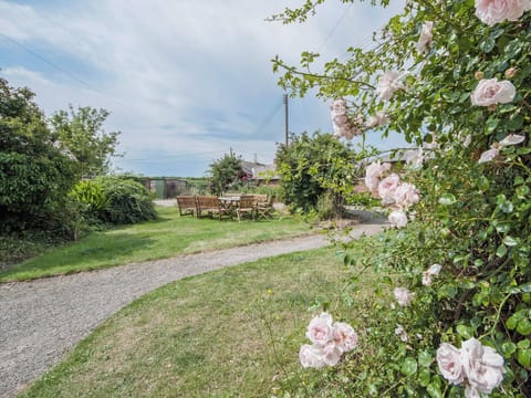 Sitting-out-area | Cronkhill Farmhouse, Attingham Park, nr. Shrewsbury