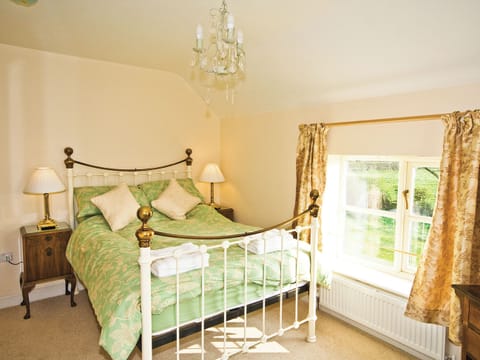 Brook farm Cottage double bedroom | Brook Farm Cottage, Minshull Vernon, Nantwich