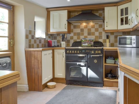 Well-equipped fitted kitchen with modern range-style cooker | Poppy Cottage, Bonsall, near Matlock