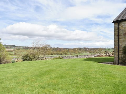 Large lawned garden | Paddock House, Middleham, near Leyburn