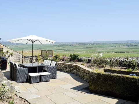 stunning views from this luxurious detached holiday cottage | Manor Cottage, Wardlow, near Buxton