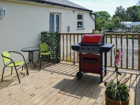 Delightful decked area for alfresco entertaining | Hunter’s Cottage - Llwyn Ffynnon, Y Ffôr, near Pwllheli