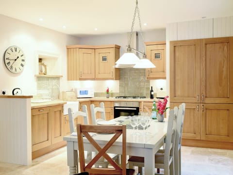 Well-equipped kitchen and dining area | Ardbhan Croft, Oban, near Argyll