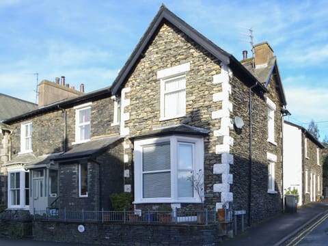 Spacious slate-built end of terrace Lakeland cottage | Chartfield, Windermere