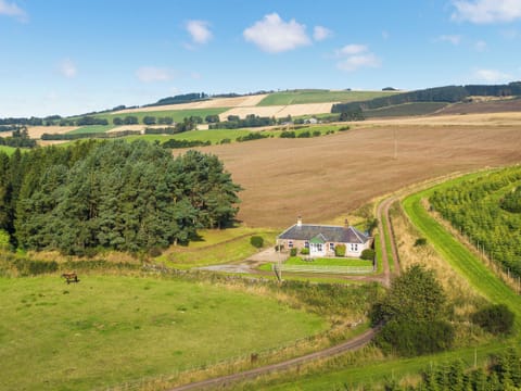 Setting | Easter Rattray Cottages: Clayhills Cottage - Easter Rattray Cottages, Blairgowrie