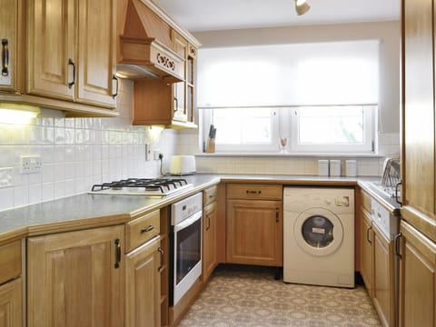 Full appointed fitted kitchen | Powderhall Brae, Edinburgh