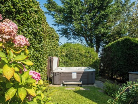 Hot tub | Summerhill Cottage - Summerhill Cottages, Amroth