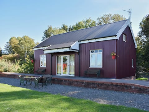 Quirky holiday cottage perched on a disused railway platform | The Station House - Brockford Railway Sidings, Brockford, near Stowmarket