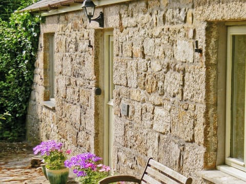 Quaint Cornish holiday cottage | The Long Barn - Gwedna Barns, Godolphin Cross, Helston
