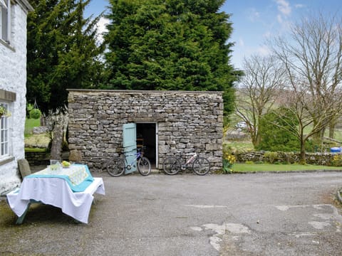 Sitting out area | East House Farm - East House Farm and Wood&rsquo;s Barn, Beckermonds, near Kettlewell