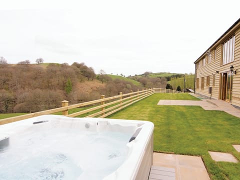 Cwm Corn Barn hot tub | Cwm Corn Barn, Dolfor, Nr. Newtown