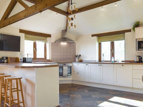 Fully-appointed fitted kitchen | Swallow Barn, Warkworth, Banbury