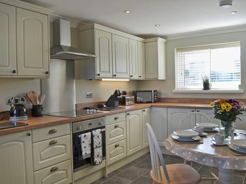 Tastefully modernised kitchen/dining room | Bwthyn Tyddyn Sachau, Y Ffôr, near Pwllheli