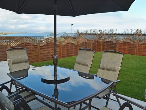 Peaceful sitting-out-area | Bwthyn Tyddyn Sachau, Y Ffôr, near Pwllheli