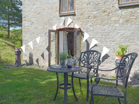 Lawned garden area with outdoor furniture | Mill Cottage - Pendegy Mill, Llanybri, near Carmarthen