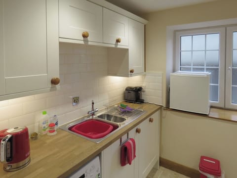 Well-equipped fitted kitchen | Dippers’ Folly - Jeffries Mill Cottages, Spring Gardens, Frome