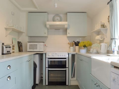 Well-equipped fitted kitchen | Apple Tree Cottage, Near Holt