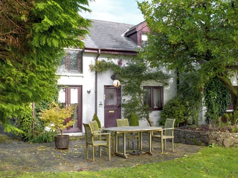 Patio with outside dining area | Alice&rsquo;s Cottage, near Kilgetty