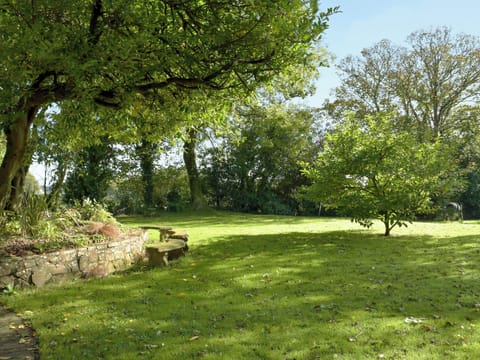 Spacious lawned garden area | Alice&rsquo;s Cottage, near Kilgetty