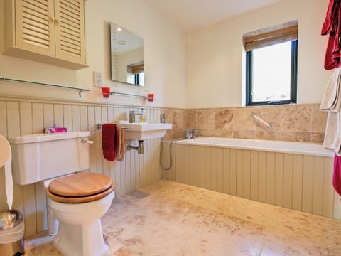 Fantastic en-suite bathroom | Lairg Estate - Phil&rsquo;s House - Lairg Estate , Lairg