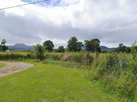 Far-reaching views over the surrounding farmland | Glebe Cottage, Urray, near Dingwall