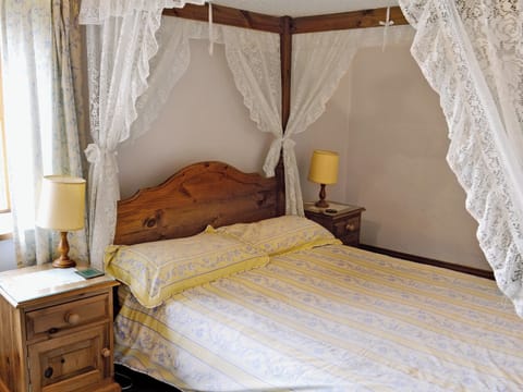 Four Poster bedroom | Cruck End, Crackenthorpe, Appleby