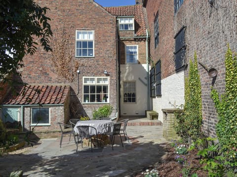 Private courtyard with table and chairs for al-fresco dining | Nell&rsquo;s Cottage, Bridlington