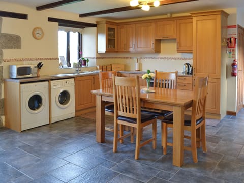 Kitchen/diner | Eglos Derry Farm Cottage - Burnuick Farm Cottages, Gunwalloe, near Helston