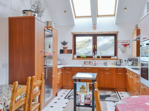 Wonderful kitchen/diner with tiled floor | Sealladh Lingeigh, East Kilbride, near Lochboisdale, South Uist