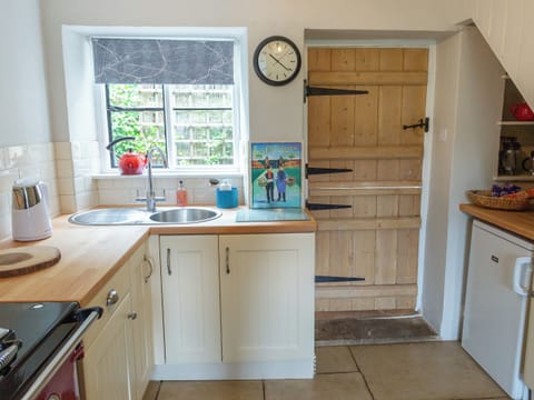 Compact corner kitchen area | Squirrel Cottage, Hook Norton, near Chipping Norton