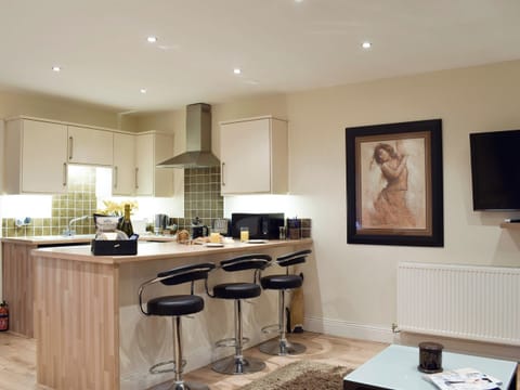Kitchen area with breakfast bar | Kinneddar Cottage - Nether Kinneddar Lodge Cottages, Saline, near Dunfermline