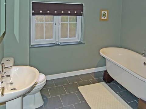 Bathroom | Home Park Cottages - Number One, Helstone, Camelford