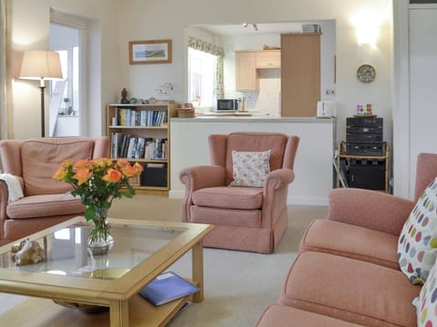 Spacious living area with open view to kitchen | Craigneish Bungalow, Trearddur Bay, near Holyhead