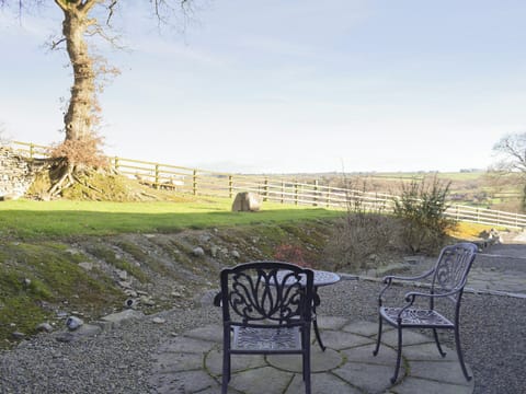 Paved patio with outdoor furniture | Tan Y Dderwen - Ffynnonmeredydd Cottages, Mydroilyn, near Aberaeron