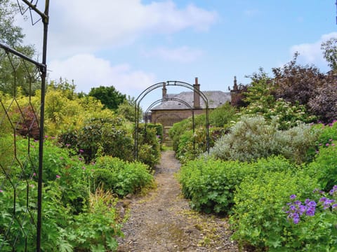 Garden and grounds | Gilmilnscroft Estate - Gilmilnscroft Gatehouse, Gilmilnscroft Estate - The Old Stables - Gilminscroft Estate, Sorn, near Ayr