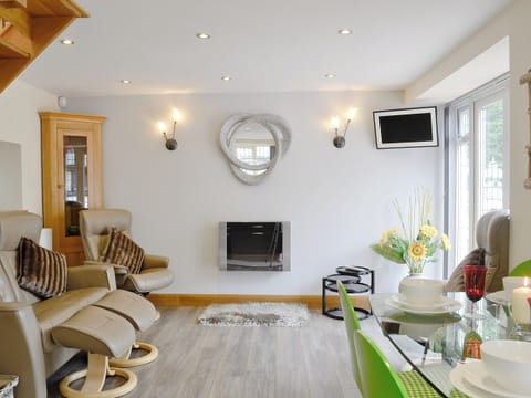 Well presented open plan living/dining room/kitchen | Lily Vale Cottage, Pontarddulais, near Llanelli