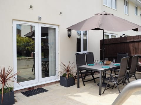 Outdoor dining area with BBQ | Ty Cerrig, Cwmgors, near Ammanford